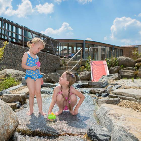 Panoramahallenbad mit Riesenrutsche im Familienhotel Schreinerhof