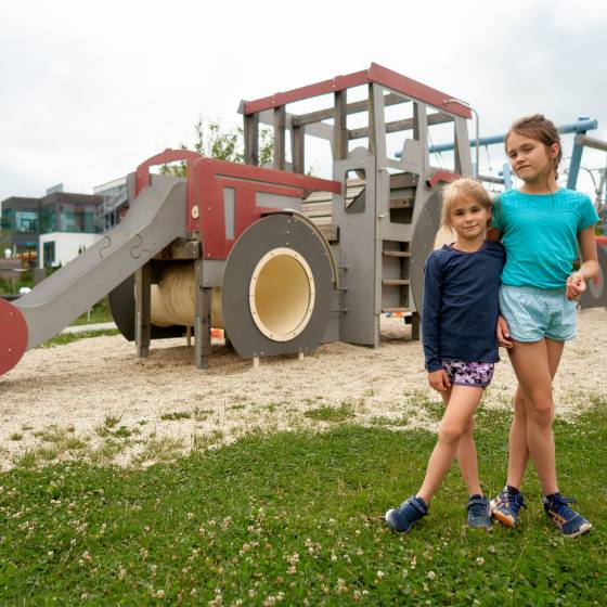 Holztraktor auf unserem Spielplatz im Familienhotel Schreinerhof