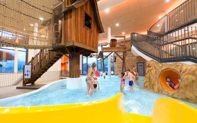 Aquapark mit Wasserklettergarten im Familienhotel Schreinerhof