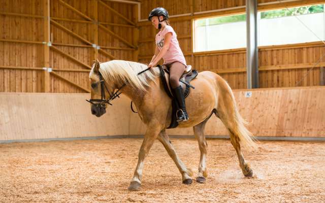 Mädchen beim Reiten im Kinderhotel