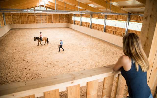 Reitunterricht in der Halle im Familotel Schreinerhof