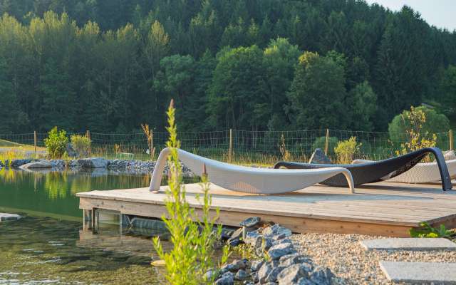 Liegen am Schwimmteich im Familienhotel Schreinerhof