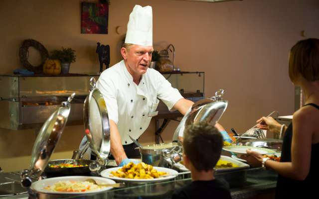 Restaurant Koch serviert seine Gerichte im Familienhotel Schreinerhof