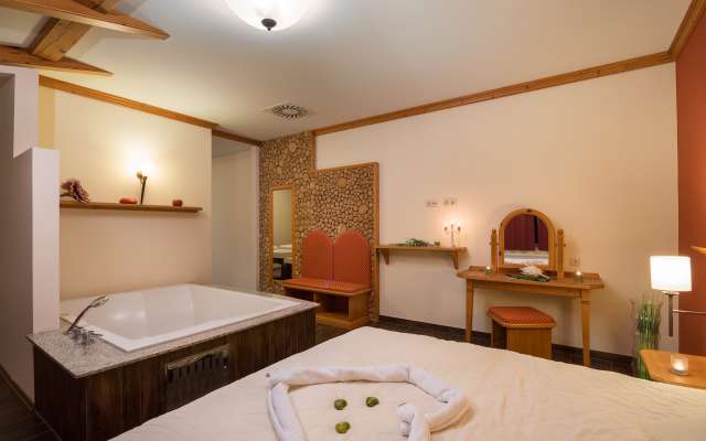 Ruheraum mit Bad im Familienhotel Schreinerhof