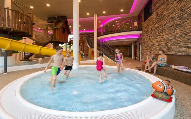 Kinder spielen im Aquapark im Familienhotel Schreinerhof