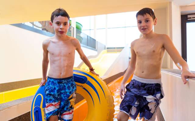 Jungs mögen den Aquapark im Familienhotel Schreinerhof