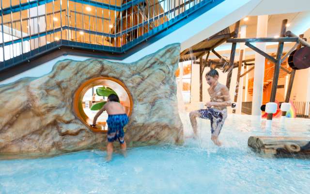 Jungs spielen im Aquapark