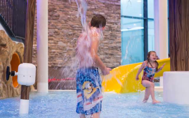 Kinder spielen im Aquapark im Familienhotel Schreinerhof