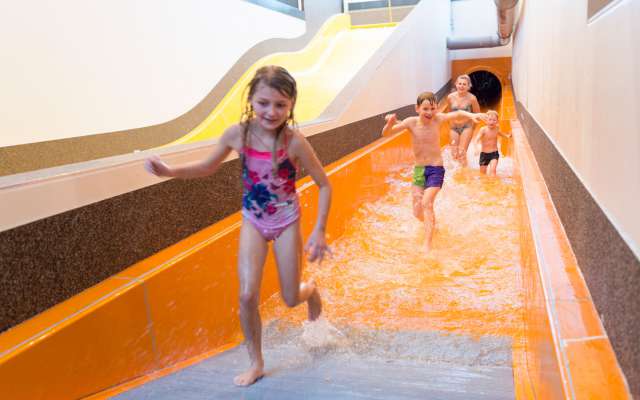 Ende der großen Wasserrutsche im Aquapark