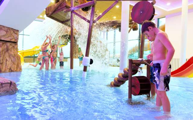 Wasserspiele im Kinderbecken des Familienhotels Schreinerhof