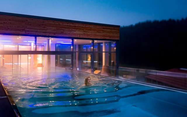 Outdoor-Pool im Familienhotel Schreinerhof bei Nacht