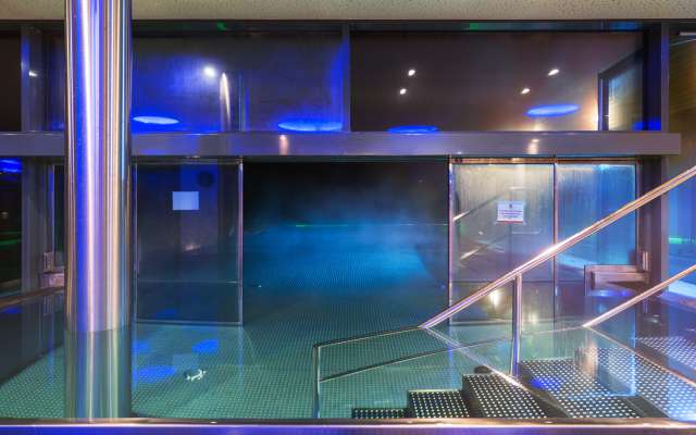 Übergang vom Indoor-Pool zum Outdoor-Pool im Familienhotel Schreinerhof