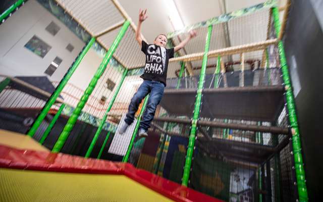 Junge auf einem Indoor Trampolin im Familienhotel Schreinerhof