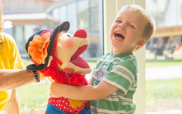 Junge mit Maskotchen "Happy" im Familienhotel Schreinerhof
