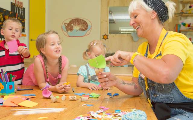 Kinderbetreuung im Familienhotel Schreinerhof mit Bastelstunde