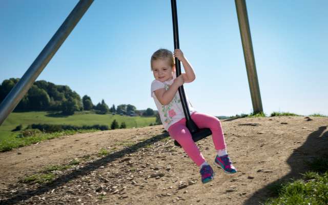 Mädchen spielt auf dem Spielplatz