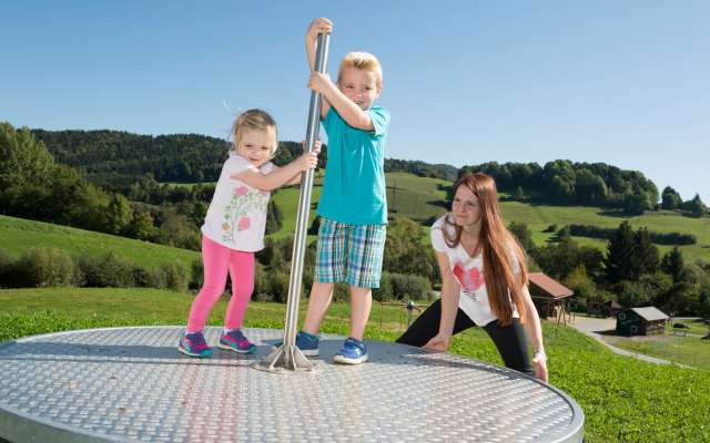 Kinder spielen auf dem Spielplatz