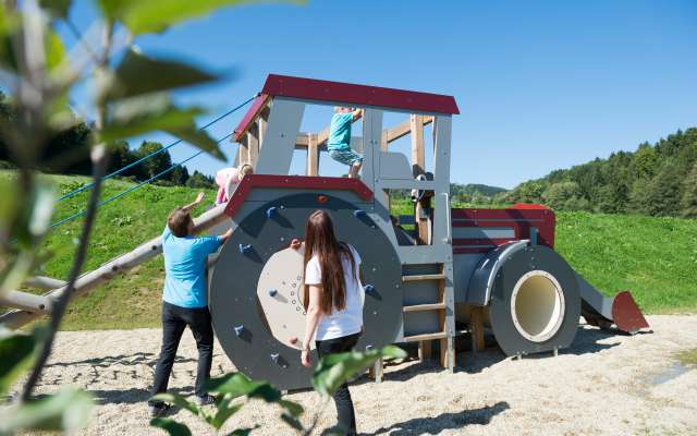 Holztraktor auf dem Spielplatz im Familienhotel Schreinerhof