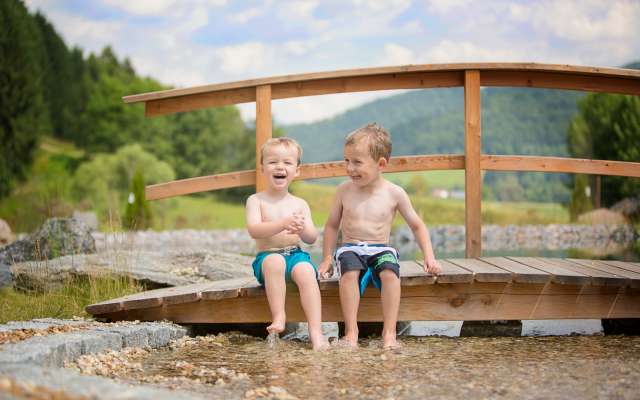 Zwei Jungs an den Wasserspielen im Familienhotel Schreinerhof