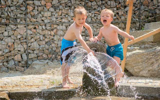 Zwei Jungs an den Wasserspielen im Familienhotel Schreinerhof