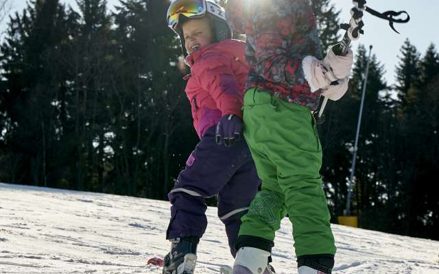 Kinder lernen Ski fahren im Familienurlaub