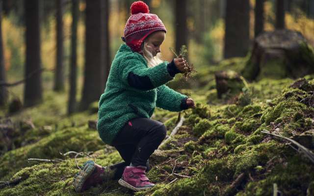 Kind spielt im bayerischem Wald