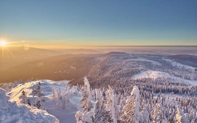 Blick vom Berg auf den verschneiten bayerischen Wald