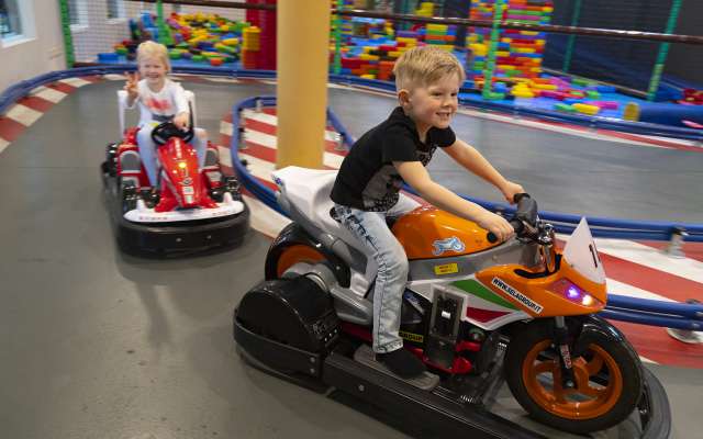 Kids auf der Kids Kart Strecke im Schreinerhof