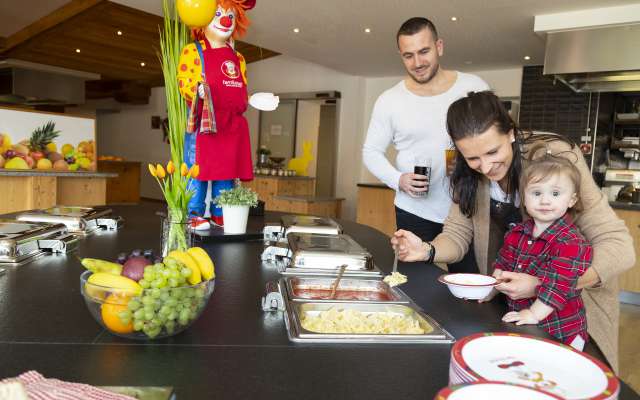 Familie am Kinderbuffet im Schreinerhof