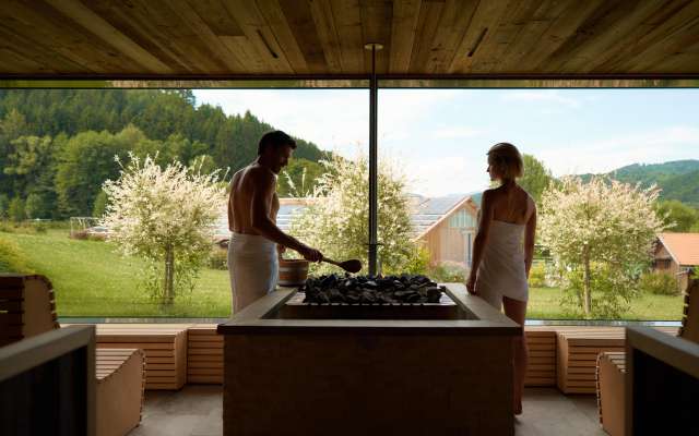 Eltern saunieren in der Event Sauna im Familienhotel Schreinerhof