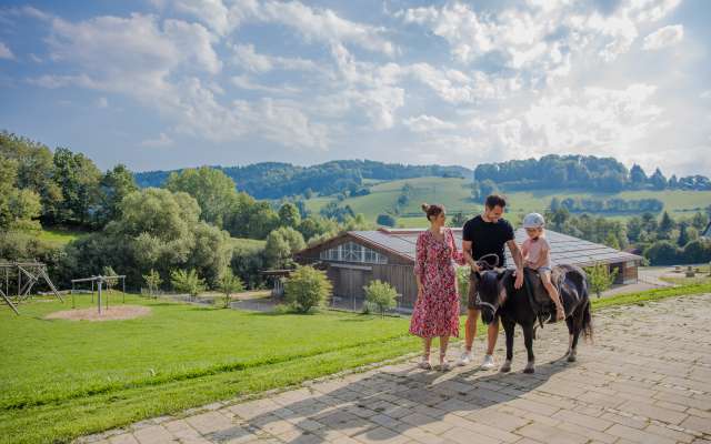 Familie beim Ponyreiten im Familienhotel Schreinerhof