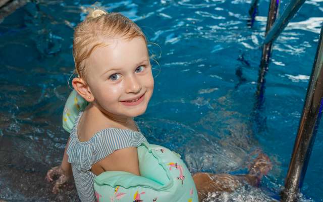 Kleinkind im Hotel mit Schwimmbad in Süddeutschland