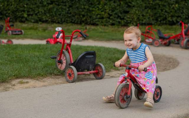 Kleinkind fährt BobbyCar im Babyhotel Bayern