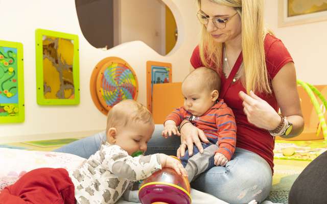 Kinderbetreuerin mit Babys | Betreuung ab 0 Jahren im Babyhotel Bayern