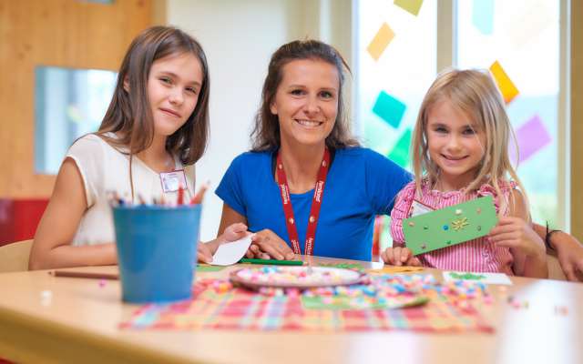 Kinderbetreuerin mit zwei Mädchen im Familienhotel Schreinerhof