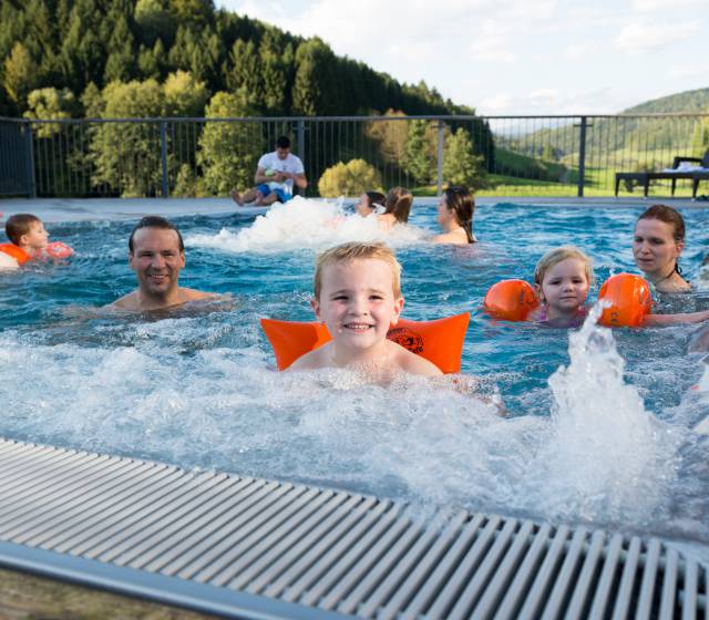 Schwimmen im Außenpool im Familienhotel Schreinerhof