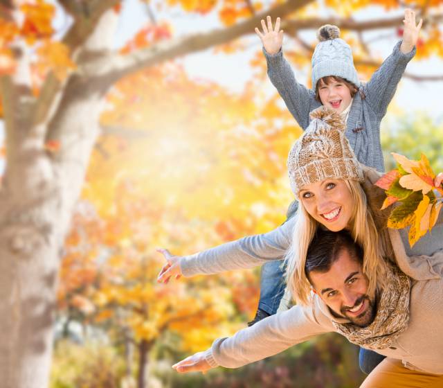 Familie spielt im Herbst im bayerischen Wald