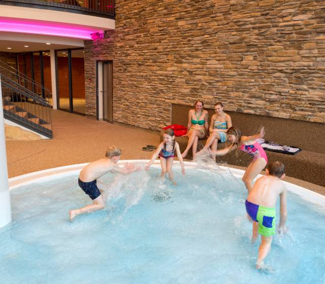 Kinder spielen im Baby-Planschbecken im Familienhotel Schreinerhof