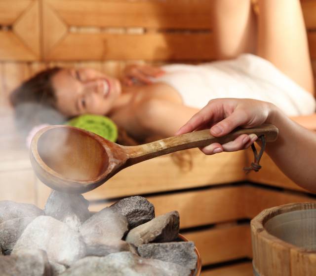 Aufguss in der finnischen Sauna im Familienhotel Schreinerhof