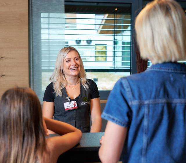 Familie beim Check-In im Familienhotel Schreinerhof