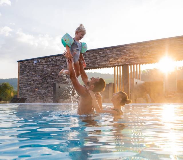 Familie im Infinity Pool m Familienhotel Schreinerhof im Bayerischen Wald