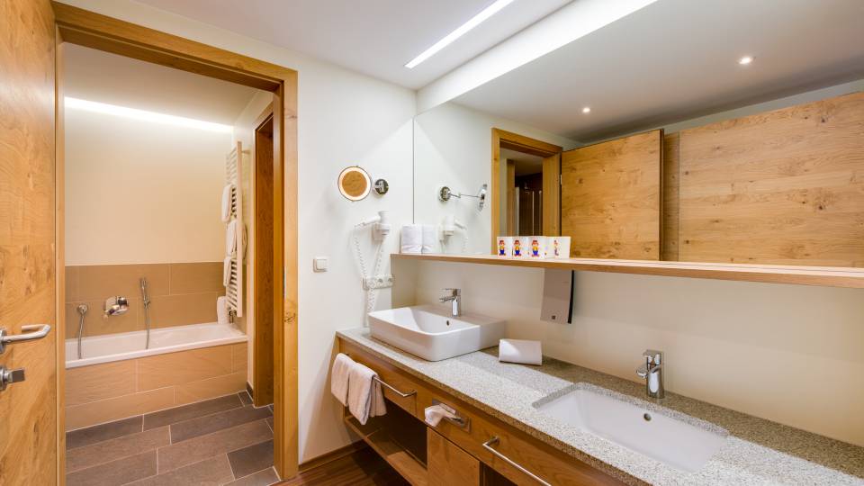 Badezimmer in eienr Suite im Familienhotel Schreinerhof