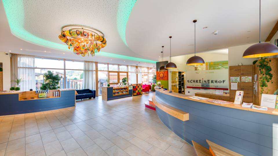Eingangsbereich mit Rezeption im Familienhotel Schreinerhof