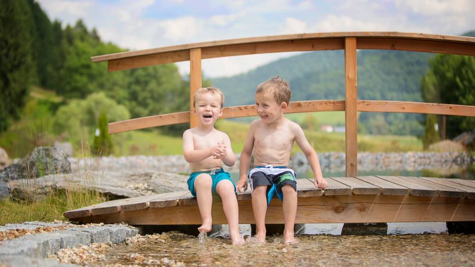 Jungs spielen am Bach vom Familienhotel Schreinerhof