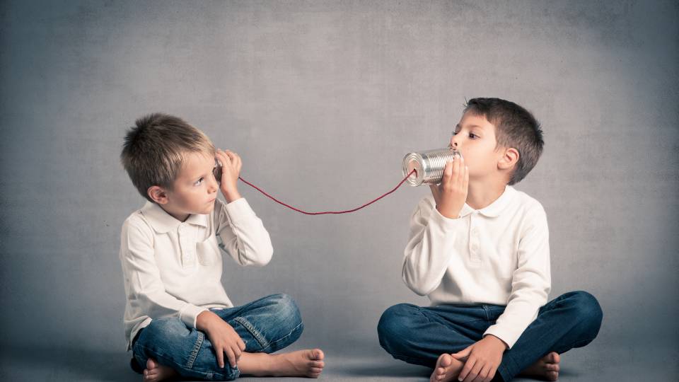 Kinder telefonieren mit Dosentelefon