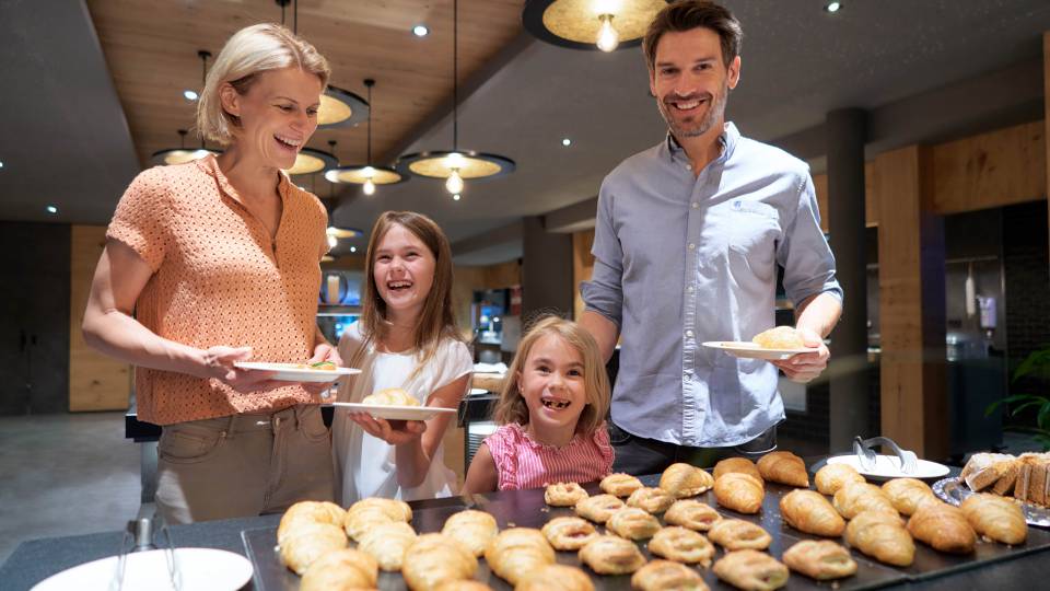 Familie beim All Inclusive Buffet im Familienhotel Schreinerhof