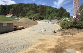  Fertigstellung der Straße & Fundamentarbeiten, Bild 1/6